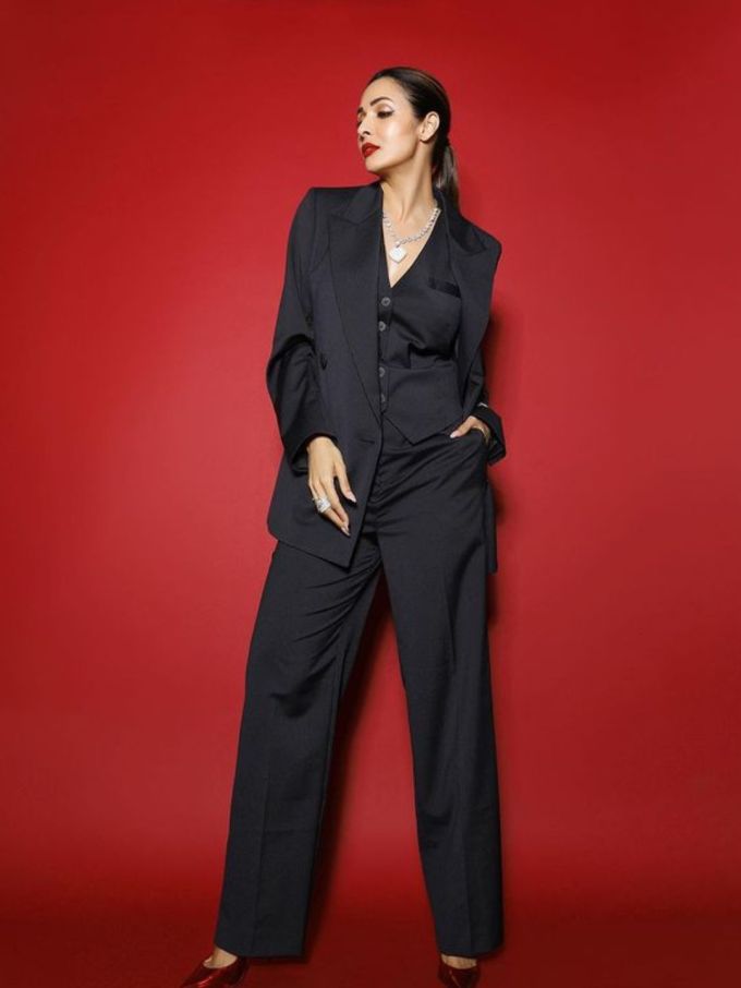 બોલિવૂડની સૌથી હોટનેસ ક્વીન મલાઇકા અરોરાએ તાજેતરમાં ઓલ બ્લેક બ્લેઝરમાં કેમેરા સામે એકથી એક કિલર પોઝ આપ્યા છે.