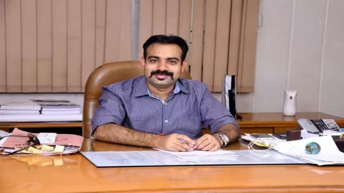 Neeraj Khairwal - નીરજ ખૈરવાલ ઉત્તરાખંડ કેડરના IAS અધિકારી છે. તેમને આ મિશનના નોડલ ઓફિસર બનાવવામાં આવ્યા હતા. તેઓ આ મિશન સાથે સંબંધિત દરેક અપડેટ સીએમઓ અને પીએમઓને મોકલી રહ્યા હતા અને મિશનમાં કોઈપણ પ્રકારની સમસ્યા ન થાય તે માટે શક્ય તમામ પ્રયાસો કરી રહ્યા હતા.