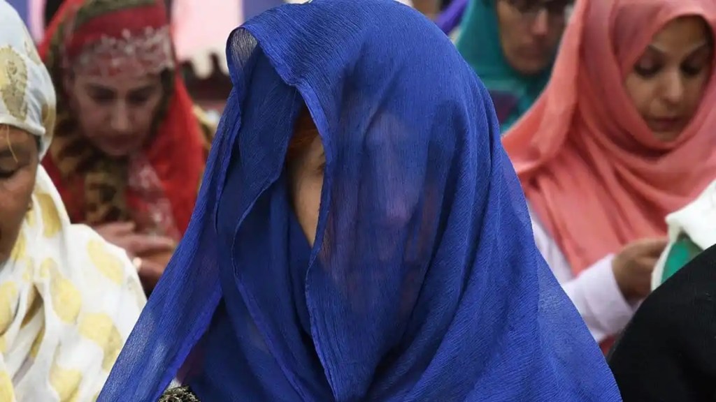 શરમજનક – ઝારખંડમાં પંચાયતે મહિલાને થૂંકેલું ચટાડ્યું, 20 જૂતા માર્યા અને 100 ઉઠક બેઠક કરાવી; જાણો સમગ્ર મામલો શરમજનક – ઝારખંડમાં પંચાયતે મહિલાને થૂંકેલું ચટાડ્યું, 20 જૂતા માર્યા અને 100 ઉઠક બેઠક કરાવી; જાણો સમગ્ર મામલો