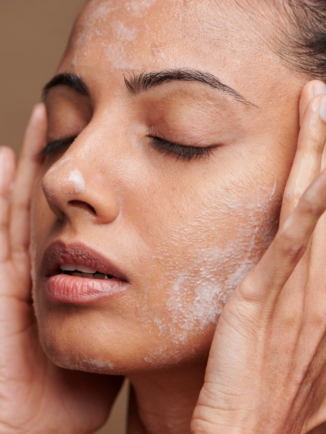 પરંતુ ત્યાં ઘણા એવા ફૂડસ પણ અવેલેબલ છે જે તમારી સ્કિનને પોઝિટીવલી અસર કરી શકે છે. અહીં વાંચો.