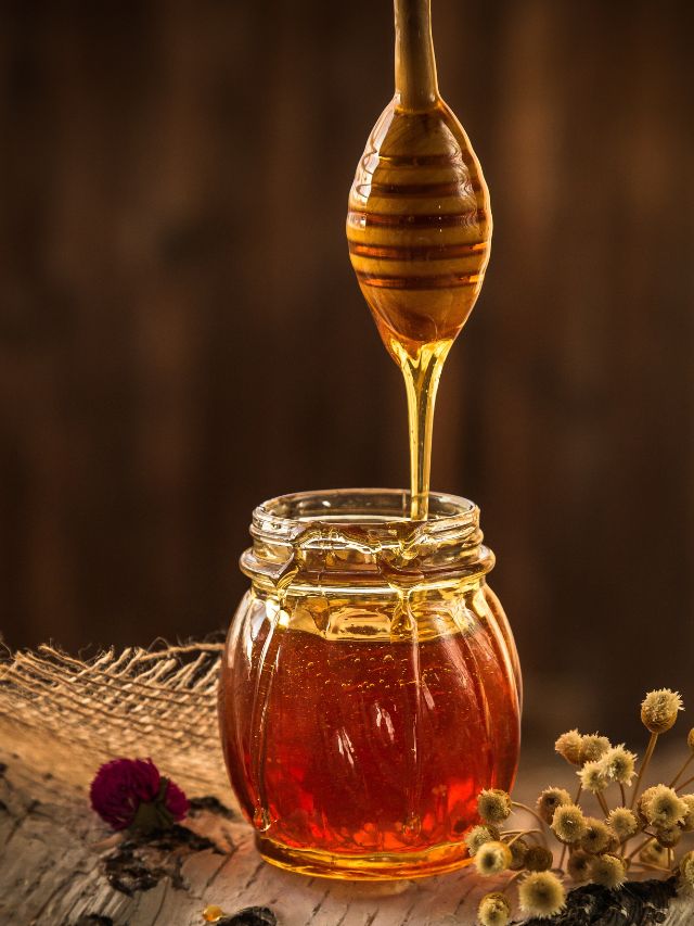 <strong>હળદર અને મધ<br></strong>હળદર અને મધ પણ આ સમસ્યાથી છુટકારો મેળવવામાં મદદ કરી શકે છે. આ માટે અડધી હળદરને 2 થી 3 ચમચી મધમાં ભેળવીને મિશ્રણ બનાવો. હવે આ મિશ્રણને બ્લેકહેડ્સ પર ફેસ માસ્કની જેમ લગાવો.