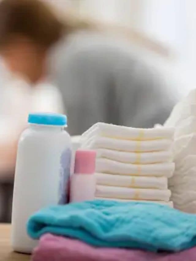 તેથી કપડાંની પસંદગી કરતી વખતે સોફ્ટ કોટનના કપડાં પસંદ કરો. પરંતુ, તે કંઈક અંશે ઢીલું અને થોડું હવાવાળું હોવું જોઈએ જેથી કરીને જો લેયર કરવામાં આવે તો પણ તે બાળકને ખલેલ પહોંચાડે નહીં.