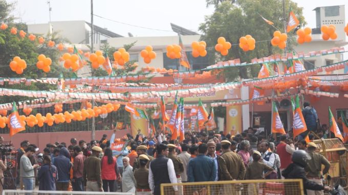 રાજસ્થાનના પાટનગર જયપુરમાં ભાજપ કાર્યાલયની બહાર પાર્ટીના કાર્યકર્તાઓ અને ઉમેદવારો મોટી સંખ્યામાં પહોંચી ગયા છે. (Express Photo By Praveen Khanna)