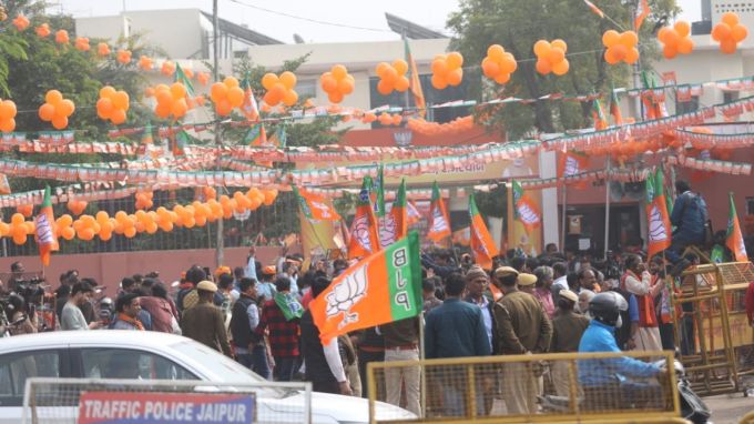 રાજસ્થાનમાં વિધાનસભા ચૂંટણીની મત ગણતરી ચાલી રહે છે. વિધાનસભા ચૂંટણીમાં જીતને લઇ ભાજપ બહુ જ ઉત્સાહી છે. સવારથી જ જયપુરના ભાજપ કાર્યાલય આગળ કાર્યકર્તાઓ ઉત્સાહ સાથે ઉજવણી કરી રહ્યા છે. (Express Photo By Praveen Khanna)
