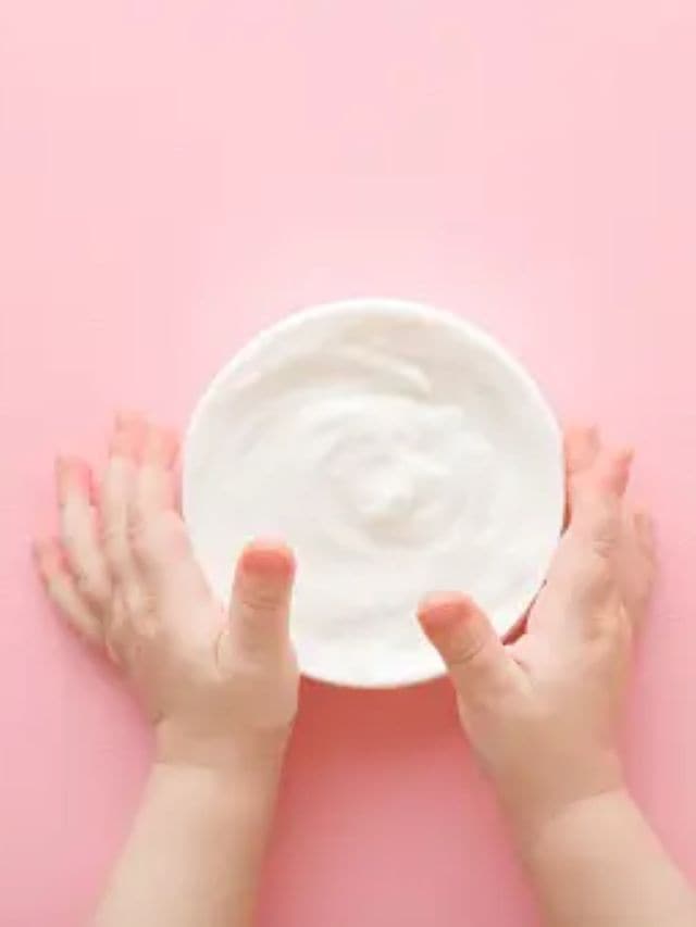 તમારી જાતને અને તમારા બાળકને શિયાળાની ઠંડી હવાથી સુરક્ષિત રાખવું મહત્વપૂર્ણ છે. તો નિષ્ણાતોએ આપેલી આ નાની-નાની ટિપ્સ યાદ રાખો અને શિયાળામાં તમારા બાળકની ત્વચાને બચાવો.