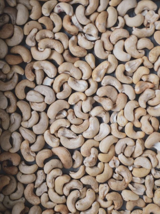 કોલેસ્ટ્રોલ એ એક મીણ જેવું ચીકણું પદાર્થ છે જે લીવર દ્વારા ઉત્પન્ન થાય છે અને શરીરના દરેક ભાગમાં હોય છે. કોલેસ્ટ્રોલના બે પ્રકાર છે, એક હાઈ ડેન્સિટી લિપોપ્રોટીન (HDL) જે સારા કોલેસ્ટ્રોલ તરીકે ઓળખાય છે અને બીજું છે લો ડેન્સિટી લિપોપ્રોટીન (HDL) જે ખરાબ કોલેસ્ટ્રોલ તરીકે ઓળખાય છે.