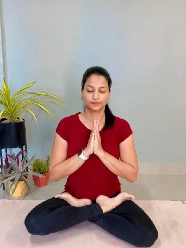 <strong>પદ્માસન<br></strong>પદ્ધતિ: પગ લંબાવીને અને કરોડરજ્જુને ટટ્ટાર રાખીને જમીન પર અથવા યોગા મેટ પર બેસો. જમણા ઘૂંટણને વાળો અને તેને ડાબી જાંઘ પર પગનો તળિયો ઉપરની તરફ અને એડી પેટની નજીક રાખીને મૂકો.બીજા પગ સાથે સમાન પગનું પુનરાવર્તન કરો અને મુદ્રા સ્થિતિમાં તમારા હાથને ઘૂંટણ પર રાખો. માથું સીધુ અને કરોડરજ્જુને ટટ્ટાર રાખીને આંખો બંધ કરો અને અંદર અને બહાર હળવા લાંબા શ્વાસ લો.ધ્યાનની સ્થિતિને પ્રોત્સાહન આપવા માટે, આ પોઝ દરમિયાન તમારા નાક દ્વારા ઊંડો શ્વાસ લો અને બહાર કાઢો અને વિપરીત સ્થિતિ સાથે સમાન સમય પસાર કરીને પગને સ્વિચ કરો.