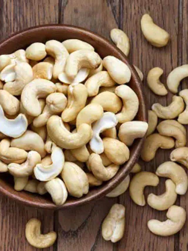 અખરોટનું સેવન સ્વાસ્થ્ય માટે ખૂબ જ ફાયદાકારક હોય છે, પરંતુ મોટાભાગના લોકોના મનમાં એક પ્રશ્ન હોય છે કે જે લોકોમાં કોલેસ્ટ્રોલ વધારે છે તેમણે કાજુ જેવા ડ્રાયફ્રુટ્સનું સેવન કરવું જોઇએ કે નહીં.