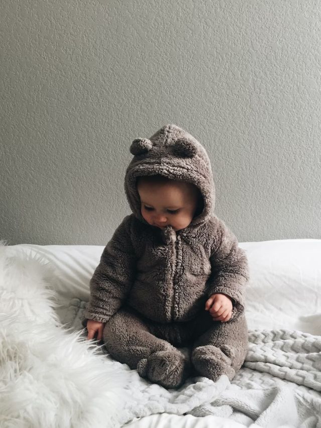 <strong>કપડાં લેયર કરતી વખતે સાવચેત રહો<br></strong>બાળકને શરદી ન થાય તે માટે માતા-પિતા ઘણીવાર બાળકોને એકની ઉપર બીજા વસ્ત્રો પહેરાવે છે. પરંતુ, કેટલીકવાર તે તેના શરીરમાં વધારાની ગરમીનું કારણ બની શકે છે અને બાળકને અગવડતા લાવી શકે છે.