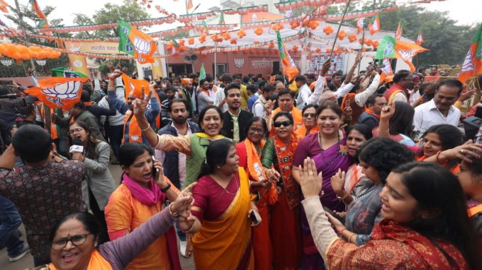 ભાજપના જયપુર કાર્યાલયની બહાર મોટી સંખ્યામાં પાર્ટીના મહિલા કાર્યકર્તાઓ જીતની ઉજવણી કરી રહ્યા છે. (Express Photo By Praveen Khanna)