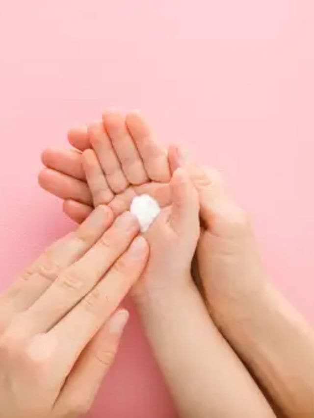 બાળકોની ત્વચા નાજુક અને ખૂબ જ પાતળી હોય છે. તેથી, આવા ઠંડા વાતાવરણની અસર તેમની ત્વચા પર ઝડપથી ડ્રાય સ્કિન બનાવે છે. તેથી તેમની સ્કિનકેર થોડી મુશ્કેલ છે. આવા સમયે પેરેન્ટ્સે આ સરળ ટિપ્સ યાદ રાખવી જોઈએ.