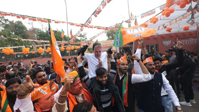 ભાજપના યુવા કાર્યકર્તાઓ પણ જોરશોરથી જીતની ઉજવણી કરી રહ્યા છે. જેમાં એક યુવા કાર્યકર્તાએ પીએમ મોદીનો માસ્ક પહેરેલા એક કાર્યકર્તાને ખંભે બેસાડ્યો છે. (Express Photo By Praveen Khanna)