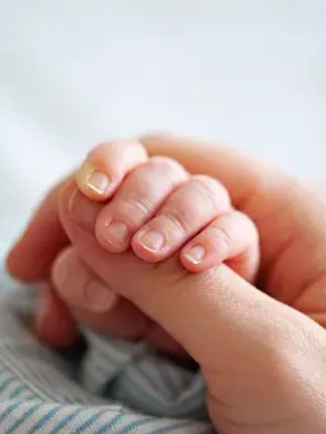 બાળકોની ત્વચા નાજુક અને ખૂબ જ પાતળી હોય છે. તેથી, આવા ઠંડા વાતાવરણની અસર તેમની ત્વચા પર ઝડપથી ડ્રાય સ્કિન બનાવે છે. તેથી તેમની સ્કિનકેર થોડી મુશ્કેલ છે. આવા સમયે પેરેન્ટ્સે આ સરળ ટિપ્સ યાદ રાખવી જોઈએ.