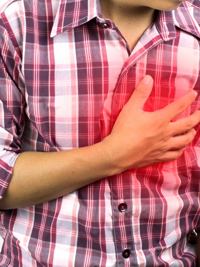 <strong>કાજુ હૃદયને સ્વસ્થ રાખે<br></strong>કાજુનું સેવન કરવાથી હૃદય સ્વસ્થ રહે છે. કાજુ એલડીએલ કોલેસ્ટ્રોલને નિયંત્રિત કરે છે અને હૃદયની તંદુરસ્તી સુધારે છે. કાજુમાં હાજર મેગ્નેશિયમ હૃદયની બીમારીઓને દૂર કરવામાં અસરકારક સાબિત થાય છે. આહારમાં પૂરતા પ્રમાણમાં મેગ્નેશિયમનું સેવન કરવાથી હૃદયની બીમારીઓનું જોખમ ઓછું થાય છે.