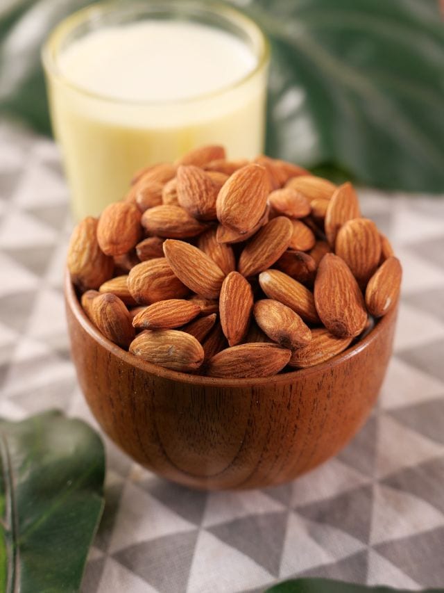 બદામ મગજના સ્વાસ્થ્યને વધારવા માટે ખૂબ જ લાભદાયી છે. બદામ ભૂખ સંતોષવા માટે ફાયદાકારક છે.