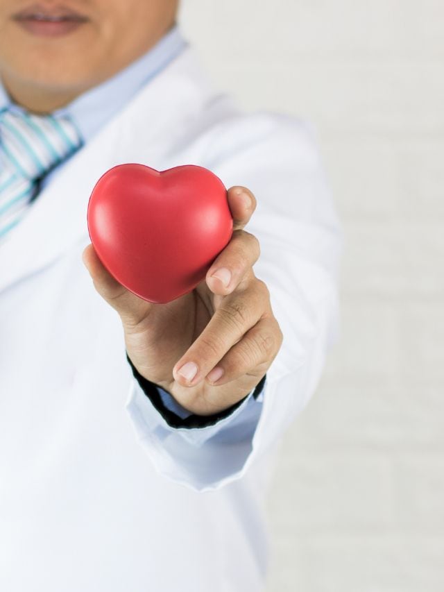 બદામ ખરાબ કોલેસ્ટ્રોલને દૂર કરવામાં સક્ષમ છે. બદામ બ્લડ પ્રેશરની વધઘટને અટકાવે છે.અભ્યાસ દર્શાવે છે કે બદામ તમારા શરીરમાં કોલેસ્ટ્રોલનું સ્તર ઘટાડીને હાર્ટ એટેકને અટકાવે છે.