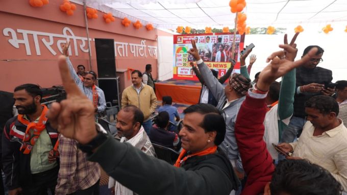 રાજસ્થાનમાં કોંગ્રેસ તરફથી અશોક ગહેલોત મુખ્યમંત્રી પદના દાવેદાર છે. તો ભાજપે હજી સુધી મુખ્યમંત્રી પદ માટે કોઇ નેતાની ઘોષણા કરી હતી. (Express Photo By Praveen Khanna)