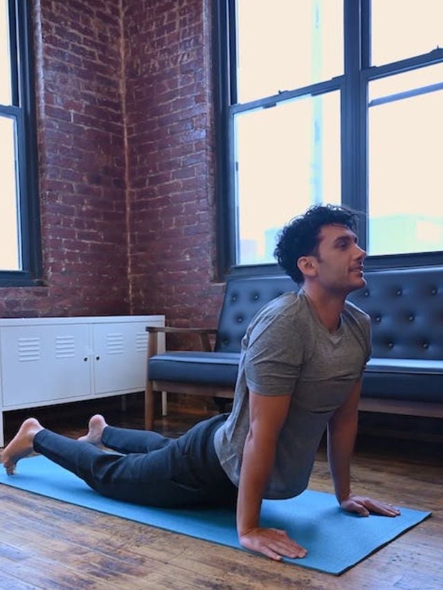 <strong>ભુજંગાસન અથવા કોબ્રા પોઝ<br></strong>રીત: પેટ પર સપાટ સૂઈ જાઓ. તમારી હથેળીઓને તમારી છાતીની બાજુએ રાખો, હાથ તમારા શરીરની નજીક રાખો, કોણીઓ બહાર તરફ નિર્દેશ કરે છે. શ્વાસ લો અને તમારા કપાળ, ગરદન અને ખભાને ઉભા કરો.