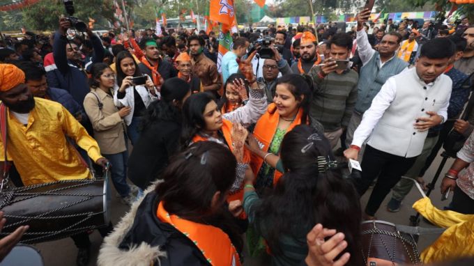 કોંગ્રેસે રાજસ્થાનમાં વિધાનસભા ચૂંટણી જીતીને ફરી સત્તા હાંસલ કરવા પ્રયત્ન કર્યા છે. તો ભાજપ રાજસ્થાનના રિવાજ અનુસાર રાજ્યમાં સરકાર બનાવશે તેવી અપેક્ષાઓ છે. (Express Photo By Praveen Khanna)