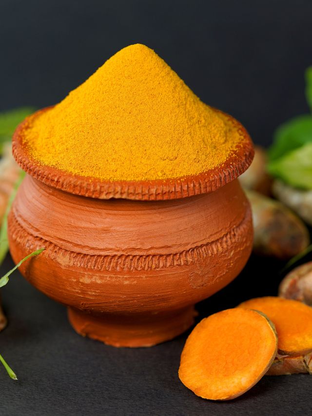 <strong>લીંબુનો રસ, હળદર અને તજ<br></strong>લીંબુનો રસ, હળદર અને તજ પાવડર બ્લેકહેડ્સ દૂર કરવામાં મદદ કરી શકે છે. આ માટે, એક મોટી ચમચીમાં તજ પાવડર લો, પછી તેમાં એક ચપટી હળદર અને 3 થી 4 ટીપાં લીંબુનો રસ ઉમેરો અને પેસ્ટ બનાવો.