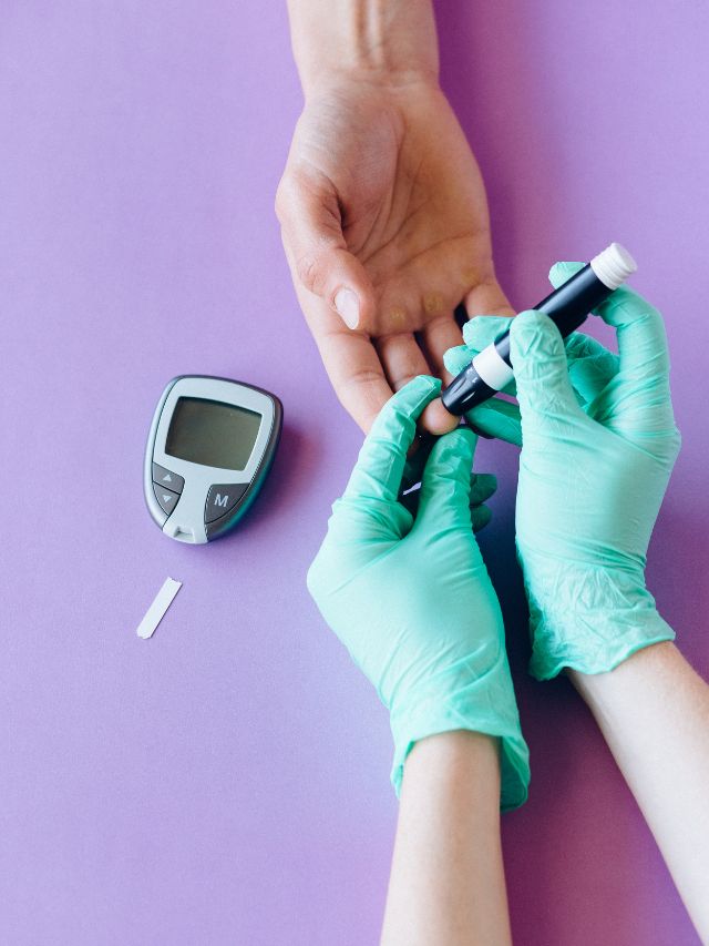 બદામમાં રહેલું મેગ્નેશિયમ બ્લડ સુગરના સ્તરને નિયંત્રિત કરવામાં મદદ કરે છે. આ ઉપરાંત, બદામ ડાયાબિટીસના દર્દીઓ માટે સારી છે કારણ કે તેમાં તંદુરસ્ત ચરબી, પ્રોટીન અને ફાઇબર સારી માત્રામાં હોય છે.