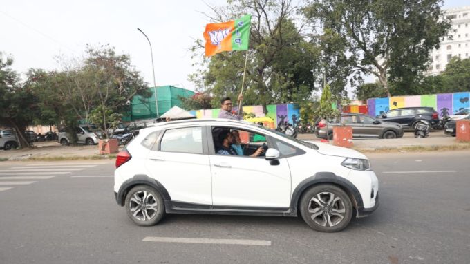 જયપુરમાં એક ભાજપ સમર્થક કાર્યકર્તા કારની રૂફટોપમાં ભાજપનો ઝંડો લહેરાવી રહ્યા છે. (Express Photo By Praveen Khanna)