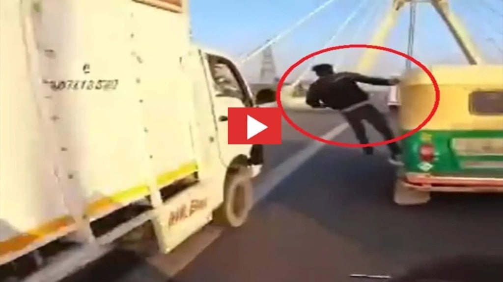 Stunt on Road Auto Rickshaw : બ્રિજ પર રીક્ષામાં યુવકનો ખતરનાક સ્ટંટ, સાઈકલ સવારને લીધો અડફેટે, VIDEO વાયરલ