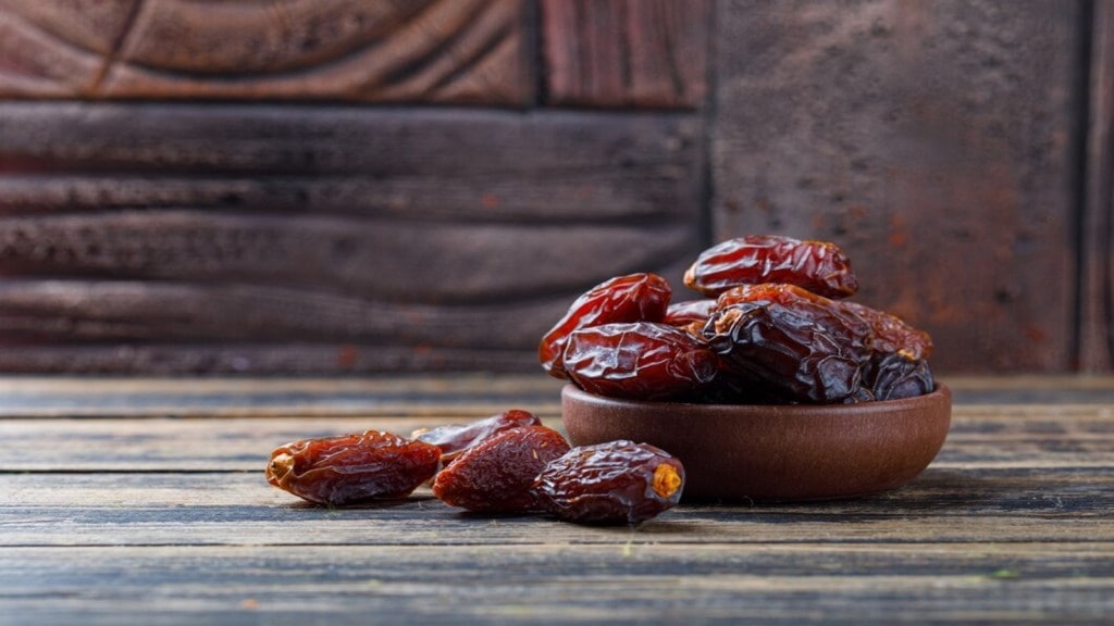 Health Benefits Of Dates: ખજૂર ખાવાથી બ્લડ પ્રેશર કન્ટ્રોલમાં અને હૃદય સ્વસ્થ રહેશે; શિયાળામાં આવા રીતે ખાવાથી શરીર બનશે મજબૂત, જાણો કેવી રીતે સેવન કરવું