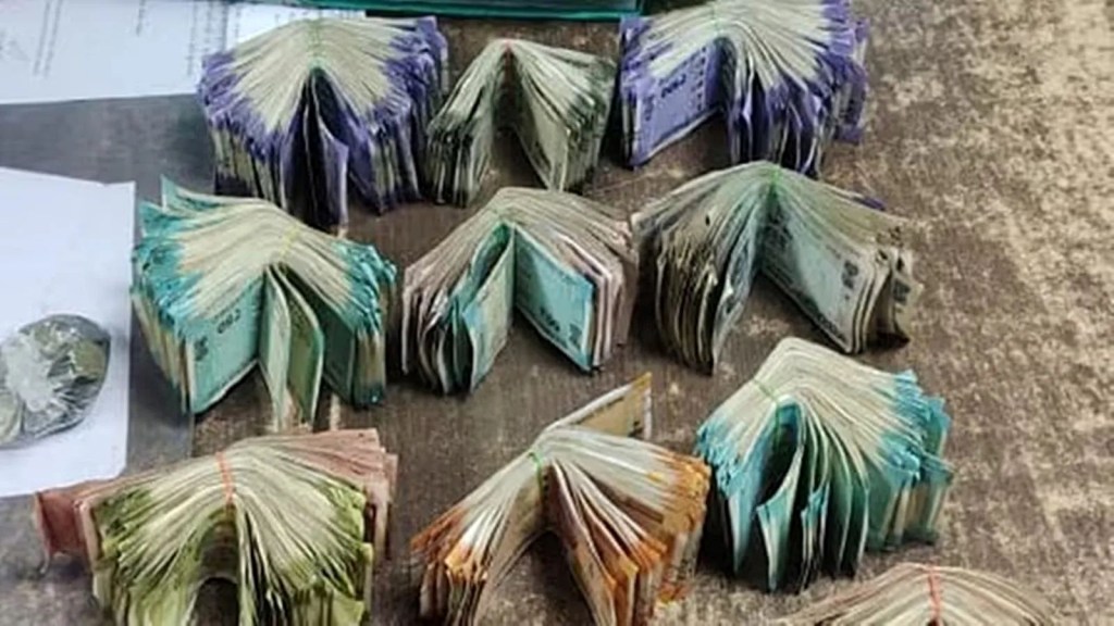 ગુજરાત : વલસાડમાં ભૂખથી ભિખારીનું મોત, થઈ ઓળખ, મળ્યા રૂ. 1.14 લાખ રોકડા, પાકુ મકાન પણ છે ગુજરાત : વલસાડમાં ભૂખથી ભિખારીનું મોત, થઈ ઓળખ, મળ્યા રૂ. 1.14 લાખ રોકડા, પાકુ મકાન પણ છે