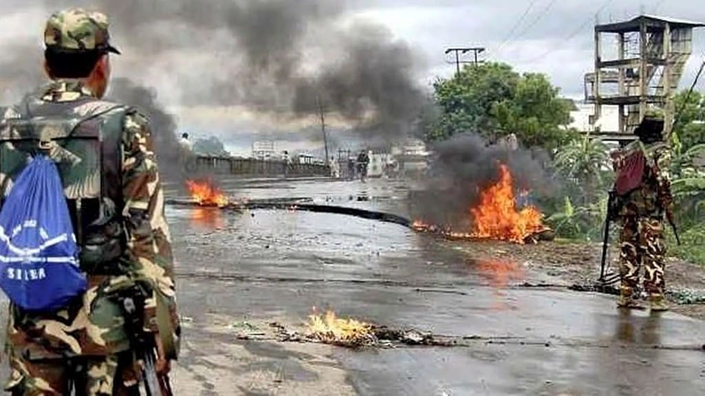 Manipur Violence : નવા વર્ષની ઉજવણી વચ્ચે મણિપુરમાં ફરી આગ ભભૂકી ઉઠી, પોલીસ પર રોકેટ લોન્ચર્સથી હુમલો, 4 કમાન્ડો ઘાયલ