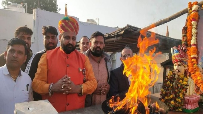 સુખદેવ સિંહ ગોગામેડીની હત્યાના સીસીટીવી ફૂટેજ વાયરલ થયા છે. જેમાં બે હત્યારાઓ પિસ્તોલથી ગોગામેડી પર ફાયરીંગ કરે છે. (Photo - Sukhdev Singh Gogamedi Facebook)