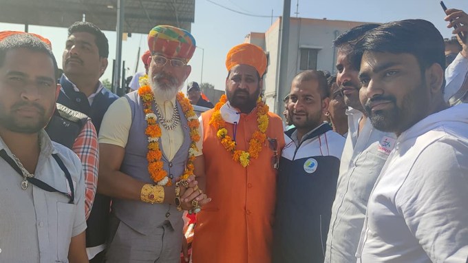 સુખદેવ સિંહ ગોગામેડી અને રાજ શેખાવત બંને ગાઢ મિત્ર છે. રાજ શેખાવત કરણી સેનાના અધ્યક્ષ છે અને પોતાની સિક્યોરિટી એજન્સી ચલાવે છે. (Photo - Sukhdev Singh Gogamedi Facebook)