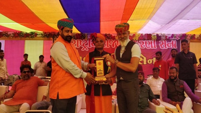 સુખદેવ સિંહના પૂર્વજ રાજસ્થાનના ઝુંઝનું જિલ્લાના ગામ ધમોરાના રહેવાસી હતા. તેઓ રાજસ્થાનના રાજપૂત સમૂદાયમાંથી આવે છે. તેમનો પરિવાર ઘણા દાયકાથી હનુમાનગઢ સ્થિત ગોગામેડીમાં રહે છે. આથી તેમણે તેમણે પોતાના નામની આગળ ગોગામેડી સરનેમ લગાવી છે. (Photo - Sukhdev Singh Gogamedi Facebook)