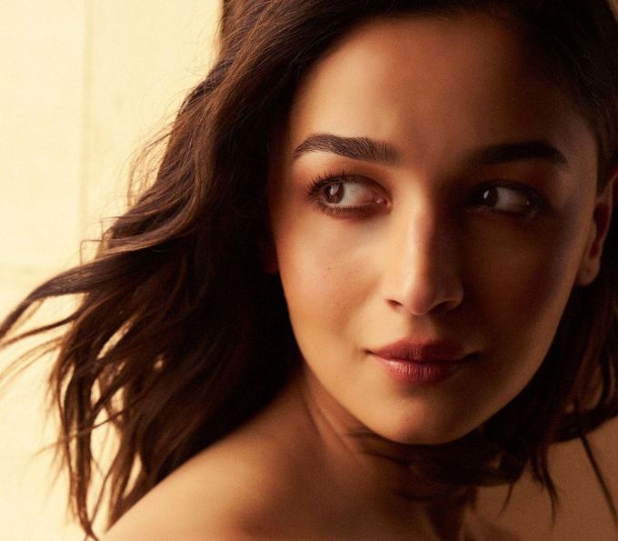 અભિનેત્રી કોઈપણ જ્વેલરી વિના પણ ખૂબ જ સુંદર લાગે છે. લાઇટ મેકઅપ લૂક અને ઓપન હેરસ્ટાઇલમાં અભિનેત્રી ખૂબ જ હોટ લાગે છે.