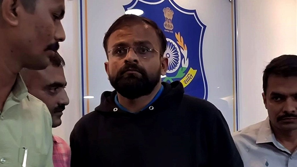 વડોદરા : નકલી CMO અધિકારી, બળાત્કારના આરોપીને ભગાડવા કોન્સ્ટેબલે 40 કિમી મોટરસાઇકલ ચલાવી વડોદરા : નકલી CMO અધિકારી, બળાત્કારના આરોપીને ભગાડવા કોન્સ્ટેબલે 40 કિમી મોટરસાઇકલ ચલાવી