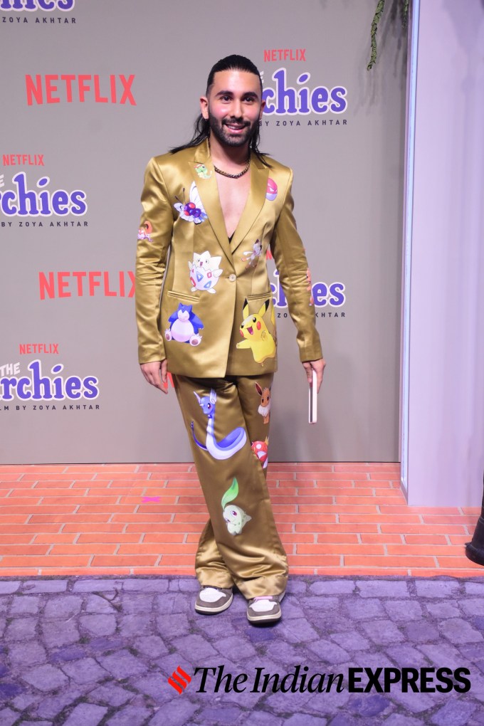 ઓરીએ મજેદાર ગોલ્ડ-ટોન પોકેમોન સૂટ પહેર્યો હતો. (તસવીર : વરિન્દર ચાવલા)