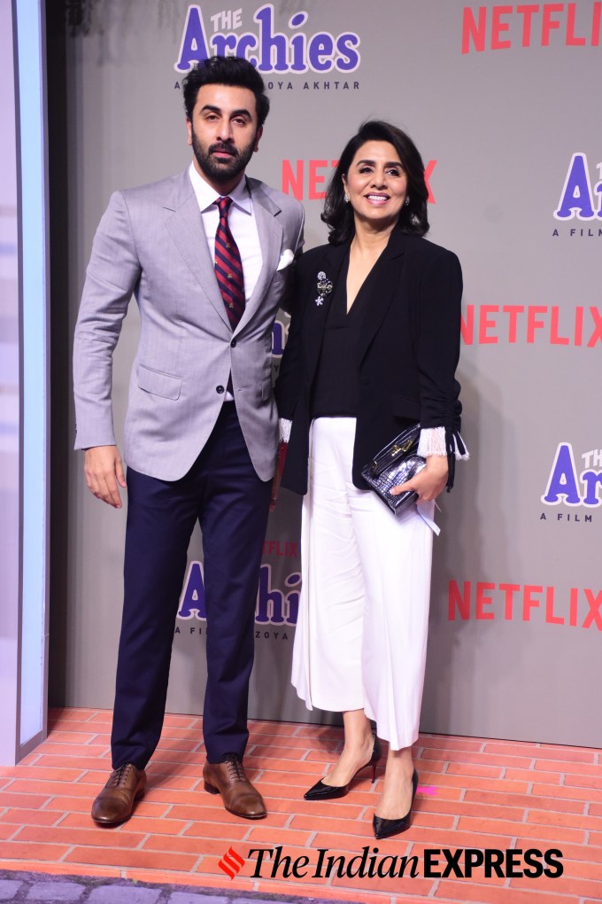 રણબીર કપૂરે નીતુ કપૂર સાથે સ્ક્રીનિંગમાં હાજરી આપી હતી. રણબીરે ગ્રે કોટ અને બ્લુ પેન્ટ પહેર્યું હતું, જ્યારે નીતુએ બ્લેઝર અને સફેદ પેન્ટ પહેર્યું હતું (તસવીર : વરિન્દર ચાવલા)