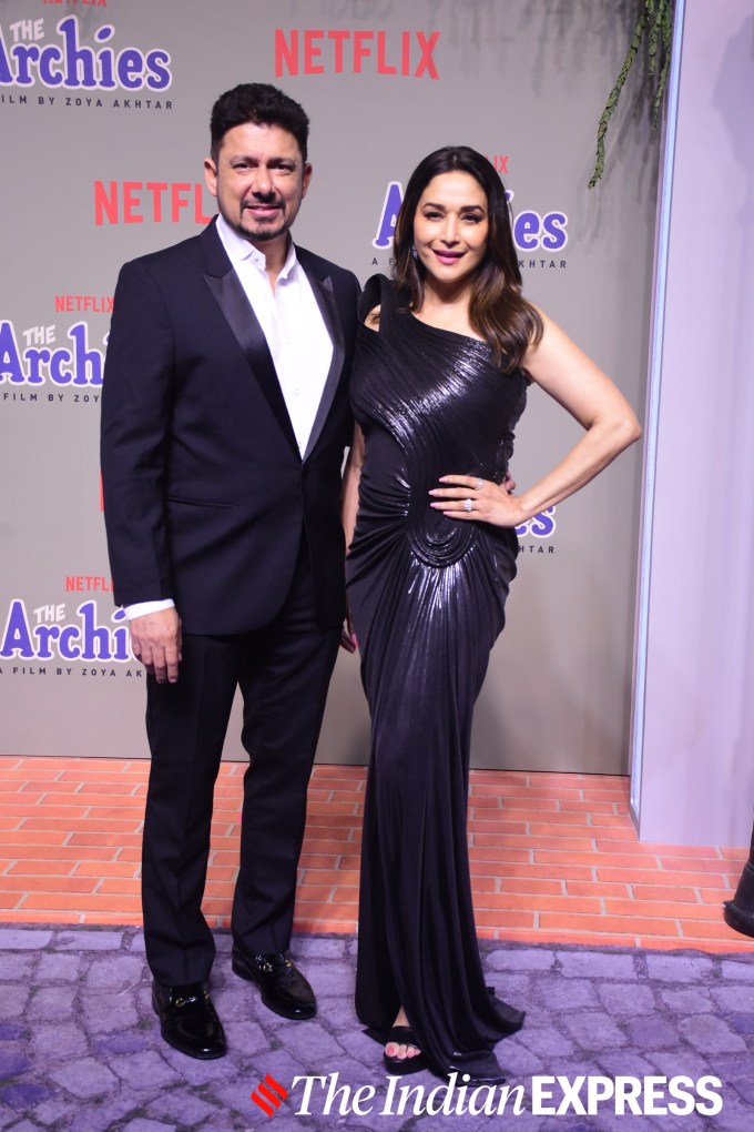 માધુરી દીક્ષિત બ્લેક સ્ટ્રક્ચરલ ગાઉનમાં અદભૂત દેખાતી હતી અને તેના પતિ શ્રીરામ નેને બ્લેક સૂટમાં મેચિંગ કરતા હતા. (તસવીર : વરિન્દર ચાવલા)