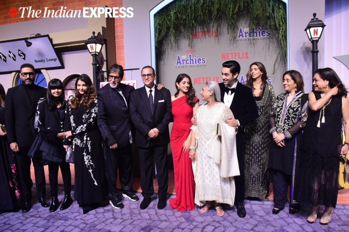 અગસ્ત્ય સાથે સમગ્ર બચ્ચન પરિવાર જોવા મળ્યો હતો. બચ્ચને બ્લેક ડ્રેસ પહેર્યો હતો. જયાએ સફેદ ડ્રેસ પહેર્યો હતો, નવ્યા લાલ ડ્રેસ પહેર્યો હતો.(તસવીર : વરિન્દર ચાવલા)