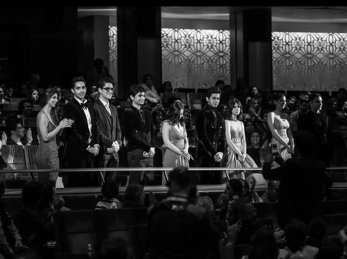 બાકીના કલાકારો પણ એ જ રીતે સજ્જ હતા. અગસ્ત્ય નંદા, વેદાંગ રૈના, મિહિર આહુજા અને યુવરાજ મેંડાએ કાળા સૂટ પહેર્યા હતા જ્યારે ડોટ એ સુંદર લાલ ગાઉન પહેર્યું હતું, જે ફ્લોર પર પછડાતું હતું. (સ્રોત: નેટફ્લિક્સ ઈન્ડિયા/ઈન્સ્ટાગ્રામ)