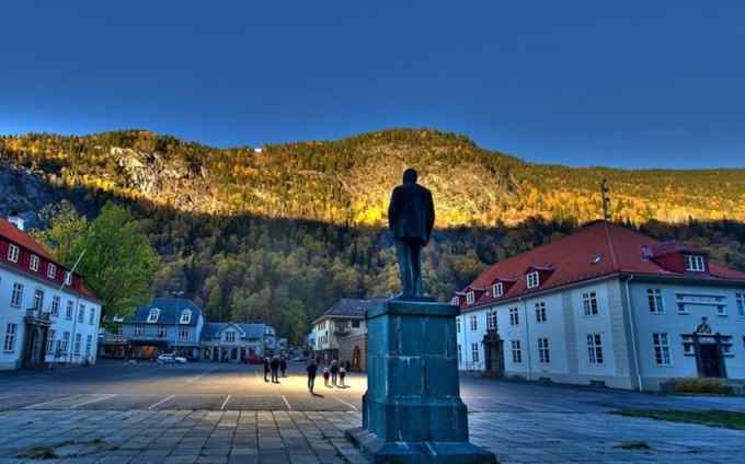 જો કે, આ અરીસો એટલો મોટો ન હતો કે તે આખા ગામને પ્રકાશિત કરી શકે, જેના કારણે તેનો કોણ એ રીતે સેટ કરવામાં આવ્યો હતો કે તે ગામના ચર્ચની સામેના ચોકને પ્રકાશિત કરી શકે. (ફોટો સ્ત્રોત: @ptrckthmpsn/instagram)