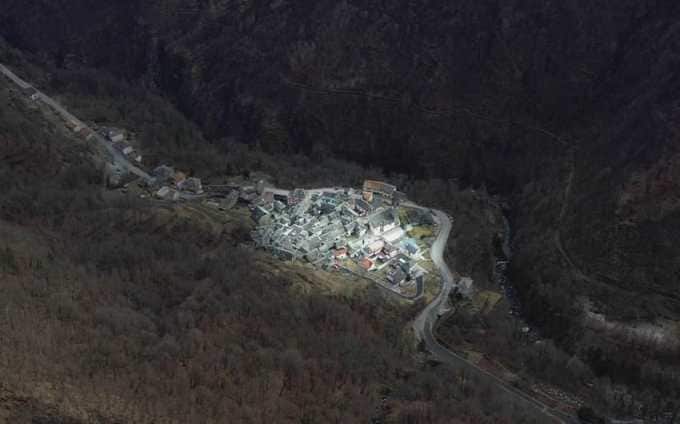 પૃથ્વીના કેટલાક ભાગો એવા છે જ્યાં ઘણા મહિનાઓ સુધી સૂર્યપ્રકાશ પહોંચતો નથી. સૂર્ય મનુષ્ય માટે ખૂબ જ મહત્વપૂર્ણ છે. આવા સ્થળોએ, જ્યાં ઘણા દિવસો સુધી સૂર્યપ્રકાશ પહોંચતો નથી, લોકોને ઘણી સમસ્યાઓનો સામનો કરવો પડે છે. વિગ્નેલા એક એવું ગામ છે જ્યાં સૂર્ય ઉગે છે પણ ત્યાં સૂર્યપ્રકાશ પહોંચતો નથી. (ફોટો સ્ત્રોત: @ptrckthmpsn/instagram)