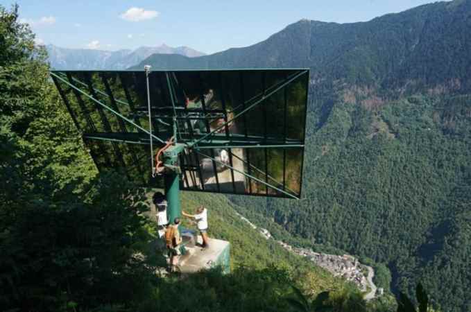 આ પૈસાની મદદથી તેણે 40 ચોરસ કિલોમીટર કાચ ખરીદ્યો અને તેને પર્વતની ટોચ પર સ્થાપિત કરાવ્યો. આ 1.1 ટનનો અરીસો પર્વત પર 1100 મીટરની ઉંચાઈ પર સ્થાપિત કરવામાં આવ્યો હતો જેથી સૂર્યપ્રકાશ તેના પર સીધો પડે અને ગામ તરફ પ્રતિબિંબિત થાય. (ફોટો સ્ત્રોત: @ptrckthmpsn/instagram)