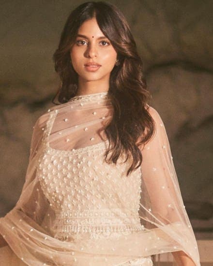 <strong>સુહાના ખાન</strong><br>શાહરૂખ ખાનની પુત્રી સુહાના ખાને વર્ષ 2023માં ફિલ્મ 'ધ આર્ચીઝ'થી બોલિવૂડમાં એન્ટ્રી કરી છે. આ ફિલ્મ OTT પ્લેટફોર્મ Netflix પર 7 ડિસેમ્બરે રિલીઝ થઈ હતી. આ ફિલ્મને સારા રિવ્યુ મળી રહ્યા છે. આ ફિલ્મમાં સુહાનાએ 'વેરોનિકા લોજ' નામનું પાત્ર ભજવ્યું છે. (ફોટો સ્ત્રોત: @suhanakhan2/instagram)