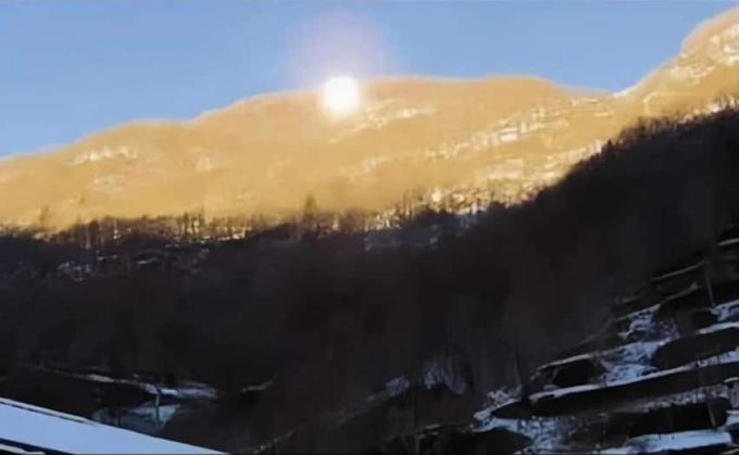 વિગ્નેલા સ્વિટ્ઝર્લેન્ડ અને ઇટાલી વચ્ચે આવેલું ગામ છે. નવેમ્બર અને ફેબ્રુઆરી વચ્ચે જ્યારે સૂર્યપ્રકાશ ધીમો પડી જાય છે ત્યારે ગામ પ્રકાશથી વંચિત થઈ જાય છે. વાસ્તવમાં, આ ગામ ચારે બાજુથી પહાડોથી ઘેરાયેલું છે, જેના કારણે ગામની અંદર સૂર્યપ્રકાશ પહોંચતો નથી. (ફોટો સ્ત્રોત: @ptrckthmpsn/instagram)