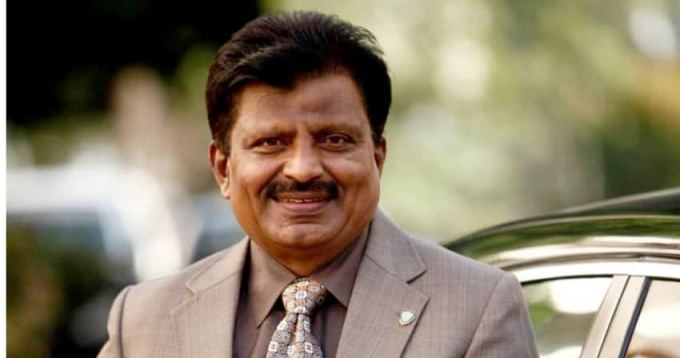 મુકેશ અંબાણી ભારતના સૌથી ધનાઢ્ય વ્યક્તિ છે અને તેમની પાસે લક્ઝરી કારનું પણ વિશાળ કલેક્શન છે. પરંતુ શું તમે જાણો છો કે ભારતમાં દુનિયાની સૌથી મોંઘી કાર કોની પાસે છે? આવો અમે તમને એવા વ્યક્તિ વિશે જણાવીએ જેની પાસે દુનિયાની સૌથી મોંઘી કાર છે. આ વ્યક્તિનું નામ વીએસ રેડ્ડી છે. (ફોટો સ્ત્રોત: બ્રિટિશ બાયોલોજિકલ/ફેસબુક)