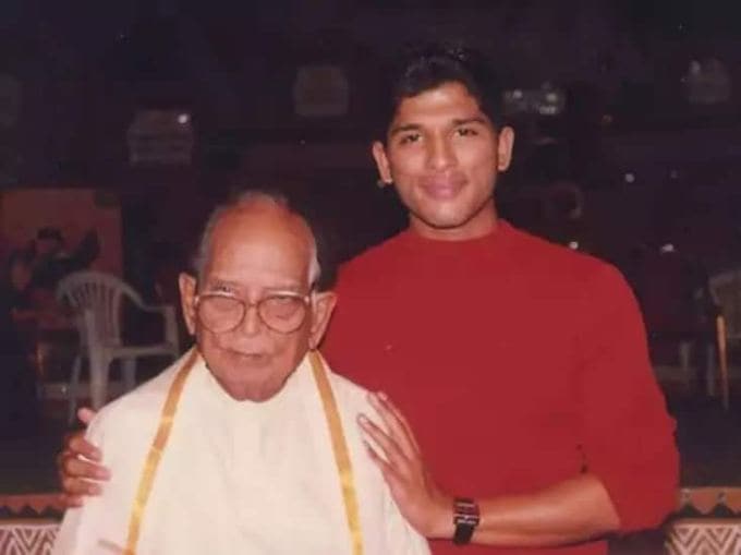 ભારતનો સૌથી ધનિક ફિલ્મ પરિવાર અલ્લુ-કોનીડેલા પરિવાર છે જેને મેગા ફેમિલી તરીકે પણ ઓળખવામાં આવે છે. ફિલ્મ ઉદ્યોગમાં પ્રવેશનાર આ પરિવારમાંથી પ્રથમ વ્યક્તિ અલ્લુ રામલિંગૈયા હતા, જે તેલુગુ સિનેમાના સૌથી લોકપ્રિય અભિનેતા, હાસ્ય કલાકાર અને ફિલ્મ નિર્માતા હતા. (ફોટો સોર્સઃ અલ્લુ અર્જુન/ઈન્સ્ટાગ્રામ)