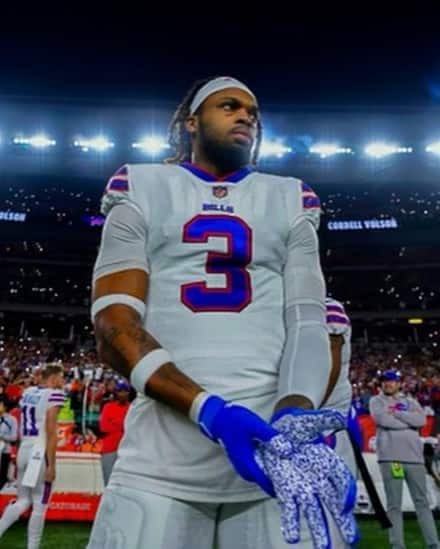 <strong>ડામર હેમલિન</strong><br> ડામર હેમલિન એક પ્રોફેશનલ અમેરિકન ફૂટબોલ ખેલાડી છે જે નેશનલ ફૂટબોલ લીગમાં બફેલો બિલ્સ માટે રમે છે. આ વર્ષે 2 જાન્યુઆરીએ ફૂટબોલ મેદાનમાં નેશનલ ફૂટબોલ લીગ દરમિયાન તેને છાતીમાં ઈજા થઈ હતી, જેના કારણે તેનું હૃદય કામ કરતું બંધ થઈ ગયું હતું. ડૉક્ટરોએ જણાવ્યું કે તેને કાર્ડિયાક અરેસ્ટ થયો હતો. આ વર્ષે ગૂગલ સર્ચમાં ડામર સૌથી વધુ સર્ચ થયેલું નામ હતું. (ફોટો સ્ત્રોત: @d.ham3/instagram)