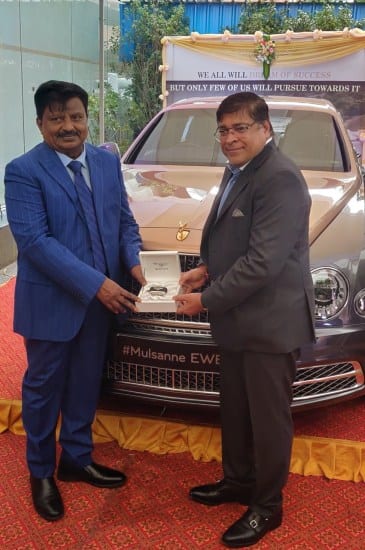 આ કારમાં 6.75 લિટર 8 એન્જિન છે જે 506 હોર્સ પાવર અને 1020 NM ટોર્ક જનરેટ કરવામાં સક્ષમ છે. આ કાર 5.5 સેકન્ડમાં 0-100 kmphની ઝડપ પકડી શકે છે અને તેની ટોપ સ્પીડ 296 kmph છે. આ કારમાં ડિજિટલ ઇન્સ્ટ્રુમેન્ટ ક્લસ્ટર, 12.3 ઇંચની ટચસ્ક્રીન ઇન્ફોટેનમેન્ટ સિસ્ટમ અને પાવર-એડજસ્ટેબલ સીટ જેવી ઘણી અદ્યતન સુવિધાઓ પણ છે. (ફોટો સ્ત્રોત: @evoIndia/Twitter)