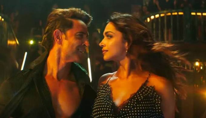 <strong>હૃતિક રોશન અને દીપિકા પાદુકોણ</strong><br> રિતિક રોશન અને દીપિકા પાદુકોણ ફિલ્મ 'ફાઇટર'માં સાથે સ્ક્રીન શેર કરતા જોવા મળશે.આ ફિલ્મ 25 જાન્યુઆરી, 2024ના રોજ સિનેમાઘરોમાં રિલીઝ થશે. (હજુ પણ ફિલ્મમાંથી)